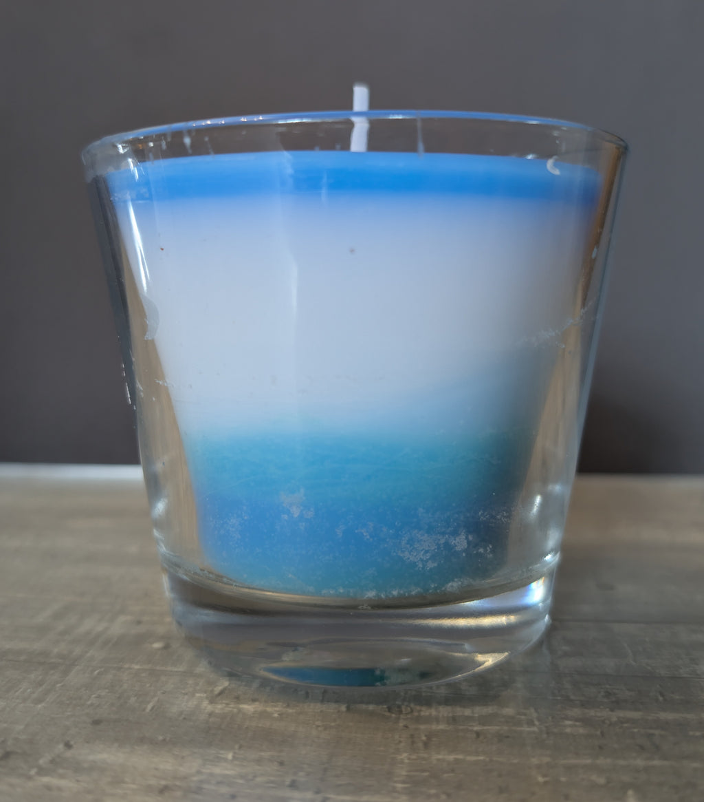 Blau-weiße Schichtkerze im Glas