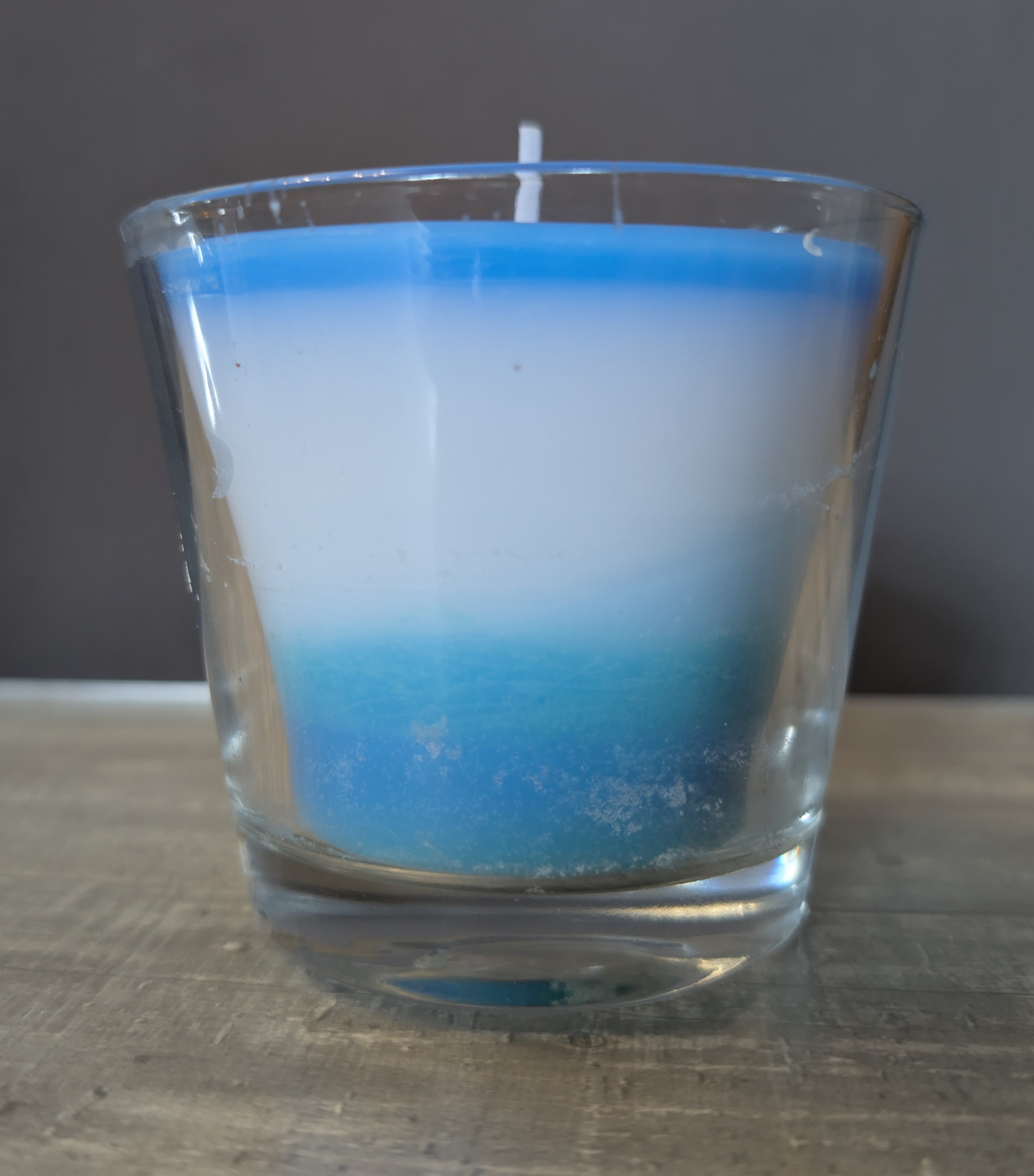 Blau-weiße Schichtkerze im Glas