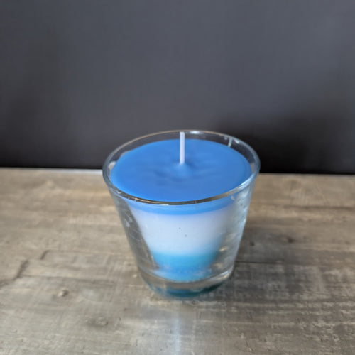 Blau-weiße Schichtkerze im Glas